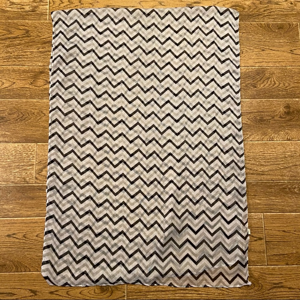 Sheer black and grey chevron scarf - Picture 2 of 3